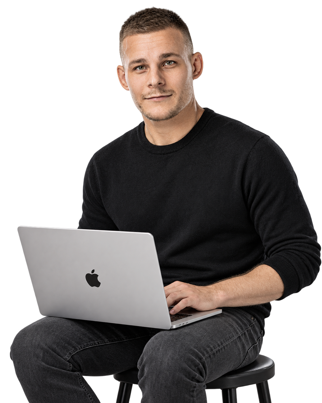 John Plantenga, zittend met een zilveren MacBook
